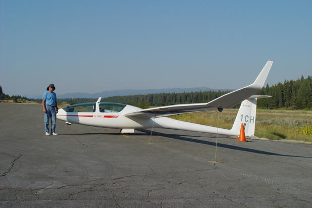 Charlie Hayes and his DG-1000 after landing at the South Lake Tahoe airport.