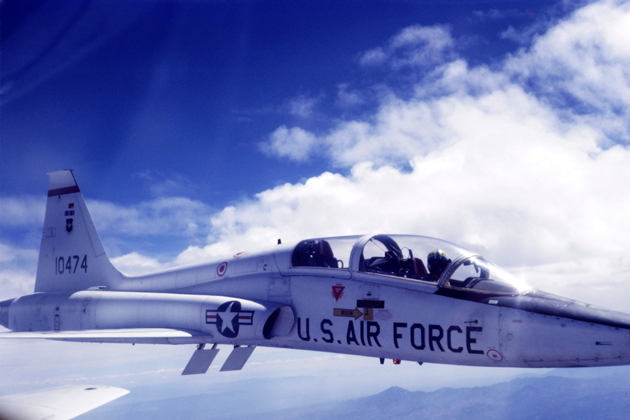 Having a blast solo in the T-38 on 15 Sep 1977, descending rapidly with speedbrakes out, on the wing en route to Willie. Photo by Roger Kelsay.
