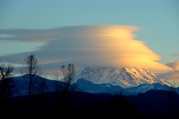 A beautiful Mt. Rainier lenticular cap cloud.