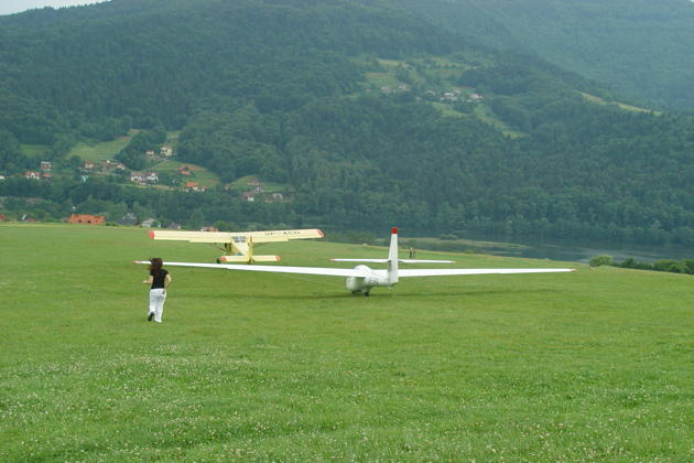Launching downhill in the Puchacz with Miroslaw Nawoj, at the Mountain Gliding School Zar.