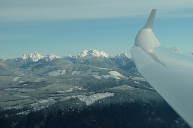 The Cascade foothills, Three Fingers and the DG-1000 wing.