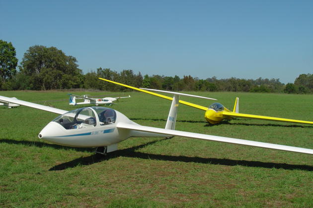 Another view of Southern Cross Gliding Club's DG-1000 and ASK-13.