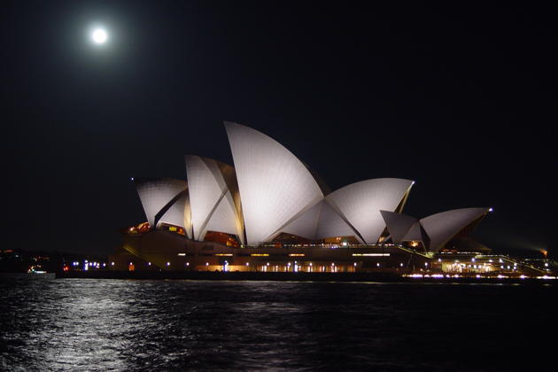 After a fun day of soaring, I was able to check out the moonrise over Sydney's Opera House.