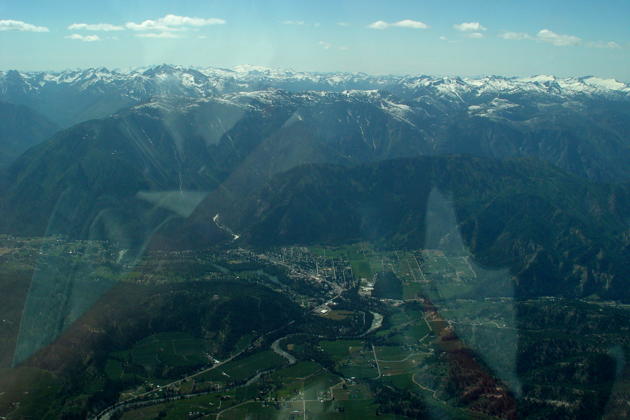 A view from the DG-1000 at 10,000 feet, looking west to Leavenworth, WA and the eastern Cascades.