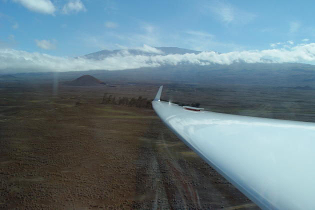 On final in the ASH-25 to the Waimea-Kohala airport, with Mauna Kea in the distance.