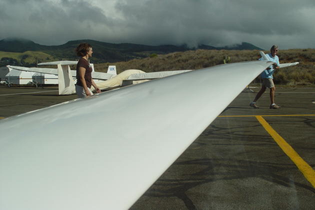Mary and Greg Trebon handling the 85-foot long ASH-25 wing as we get towed to the runway at Waimea-Kohala airport, Hawaii.