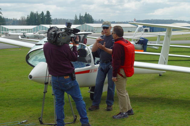 Pre-flight preparation with KING 5 TV's Jeff Renner in front of the SGC DG-1000. Photo by Bruce Bulloch.