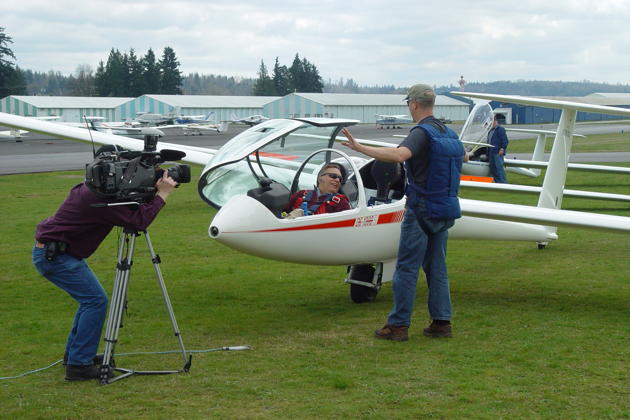 Explaining parachute procedures to KING 5 TV's Jeff Renner. Photo by Bruce Bulloch.