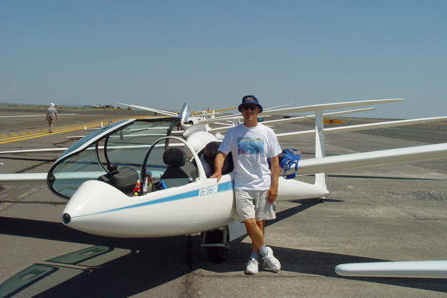 Preparing for a contest flight in the DG-1000 during Ephrata Dustup 2009. Photo by Lynn Weller.