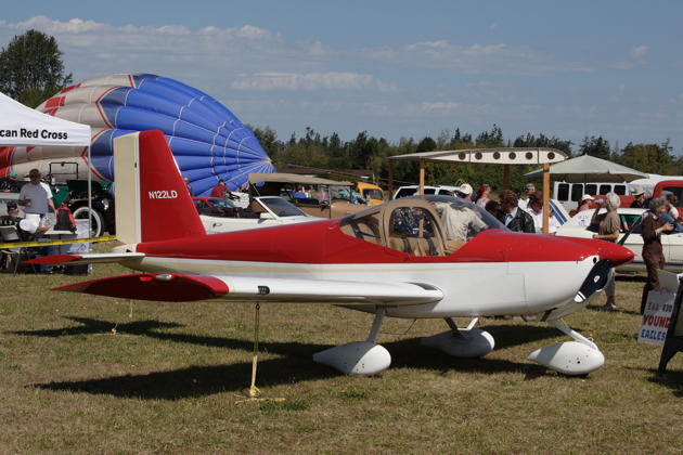 Dan and Linda Masys' beautiful RV-12 showing off at the Sequim Air Affaire.