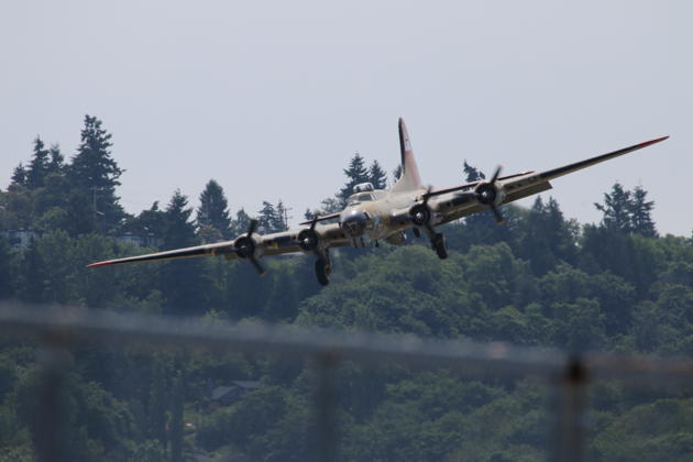 B-17 'None-O-Nine' turning final for landing at Boeing Field in Seattle.