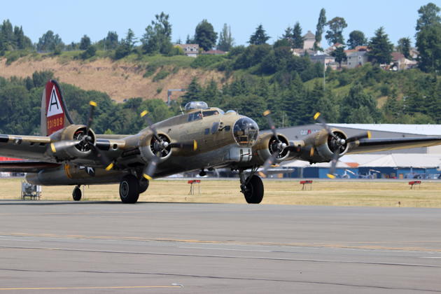 B-17 'None-O-Nine' proudly taxiing in at Boeing Field in Seattle.