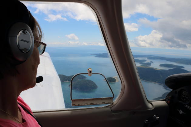 Ma cruising over the San Juan islands in 3DC.