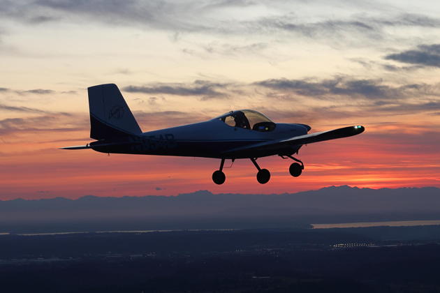 Troy Larson cruising in the RV-12 back to Renton after sunset from our successful formation photo shoot.