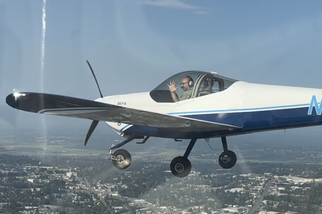 Tom Sanderson giving a 5-second pitchout signal in BEFA's RV-12 on initial for runway 36R at Paine Field. Troy Larson photo.