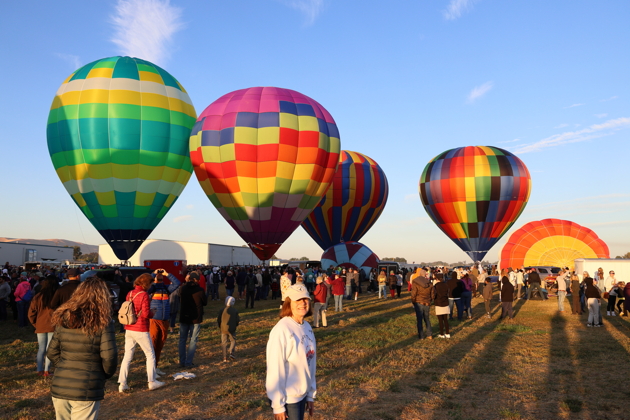 Ma and the Saturday morning launch at the 35th Great Prosser Balloon Rally. My photo.