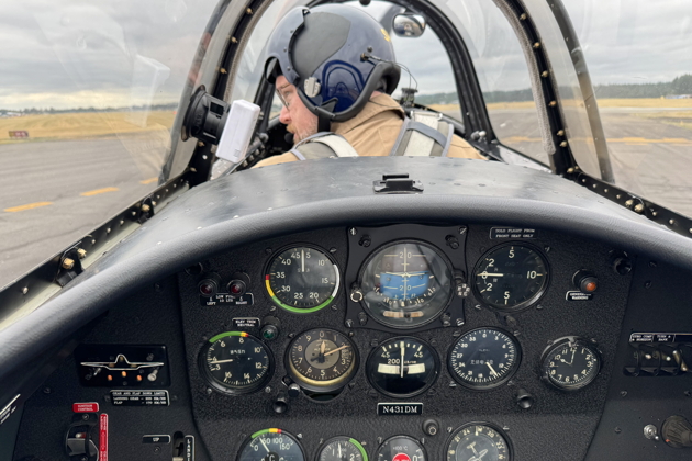 The classic back cockpit of Nanchang N431DM, with only the altimeter not 'Chinese standard'. My photo.