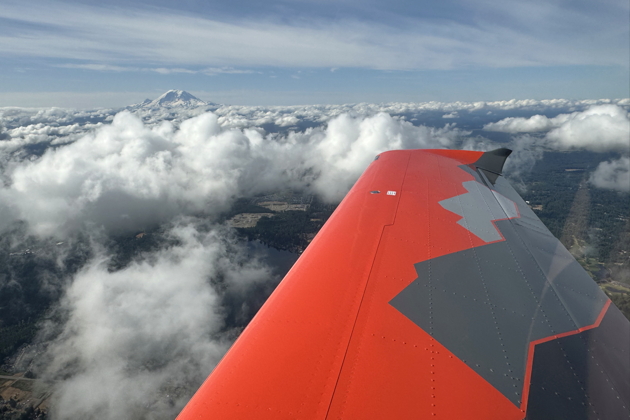 The impressive wing paint scheme on Rob Smith's Sling TSi, with Mt. Rainier in the distance. My photo.