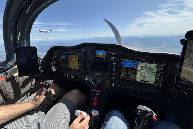 Cruising in loose route formation with Kevin in his Comanche. My photo.