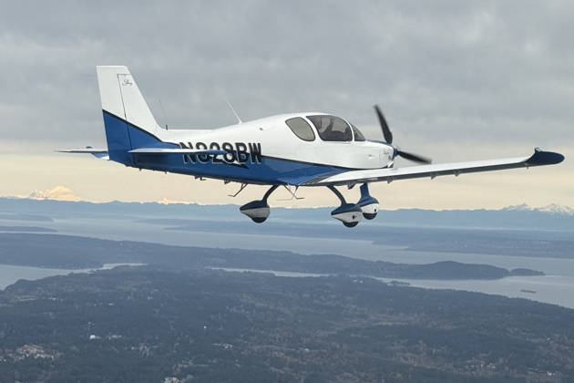 Sling TSI N828BW and Mt. Rainier. Photo by Troy 'T-Lar' Larson.