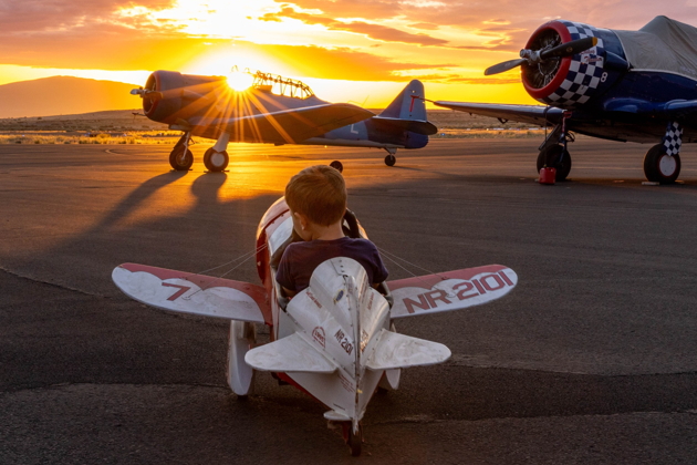 Sunset at the Richland 26 formation clinic, with a young pilot ready in the wings. Photo by Elin Pemberton.