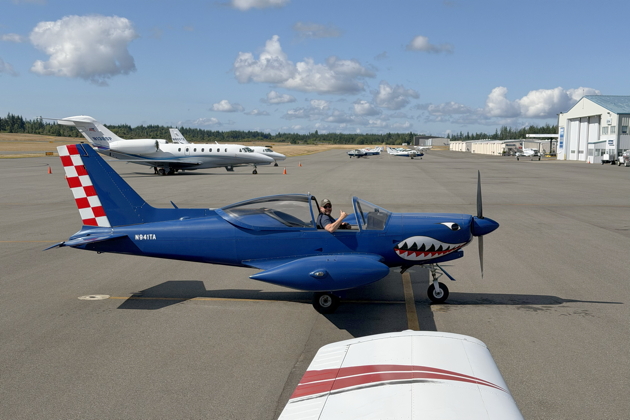 Drew 'STOLI' Blase taxiing up in his SIAI Marchetti SF260 at Bremerton.